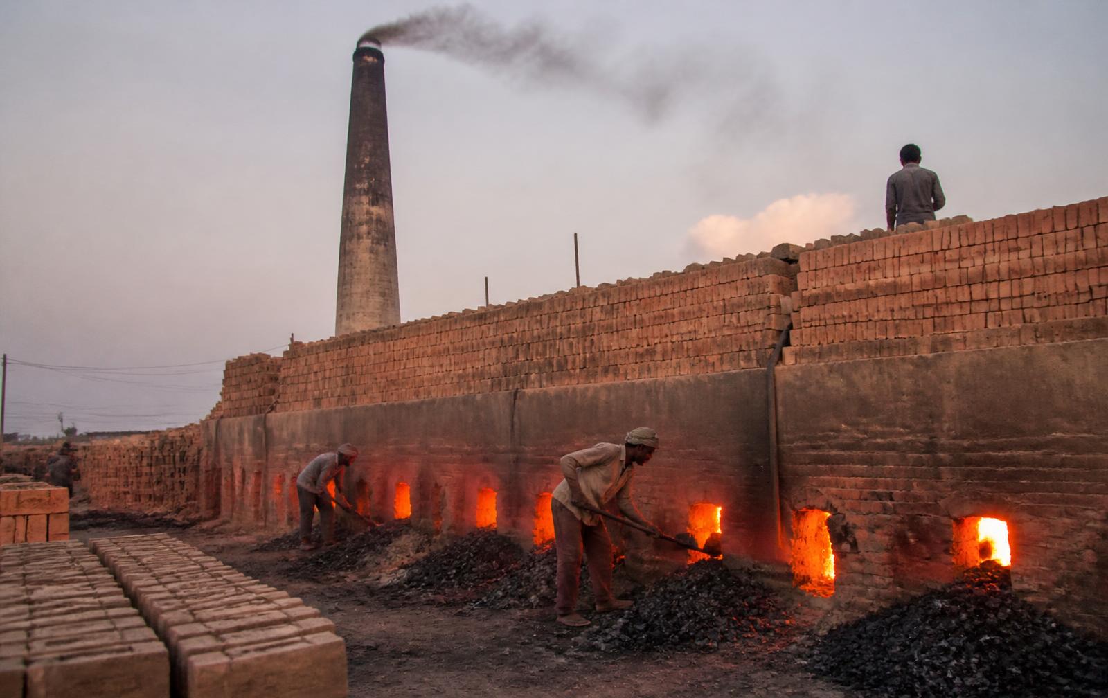 ভাটায় ইট পোড়ানো হচ্ছে